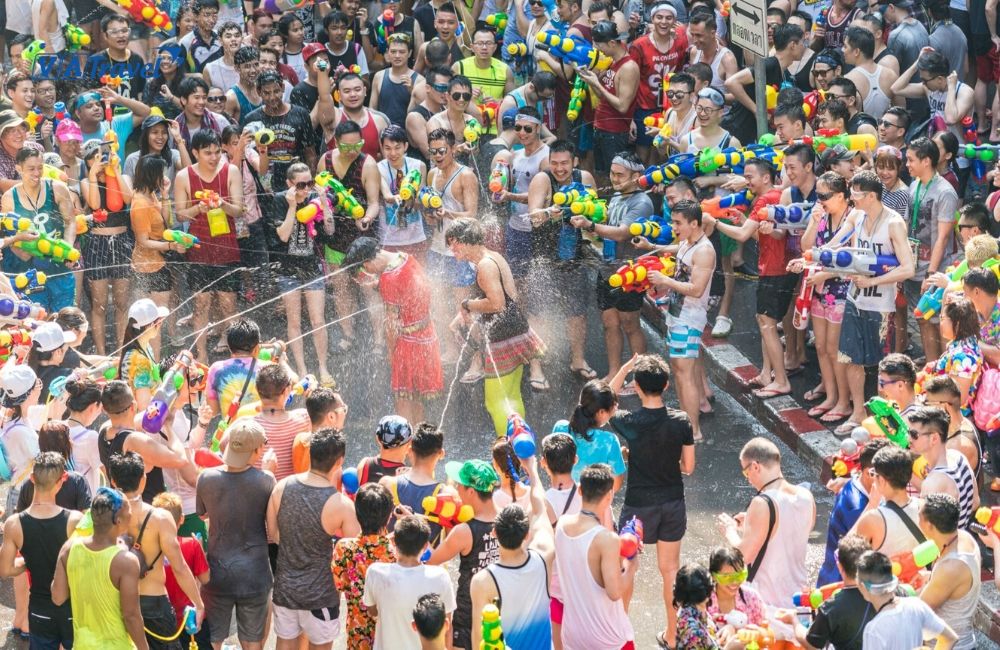 Khám phá không khí sôi động lễ hội té nước Thái Lan