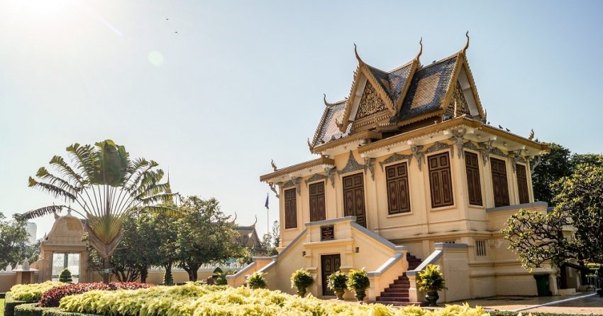 Tham quan cung điện đồng trong chuyến đi du lịch Campuchia