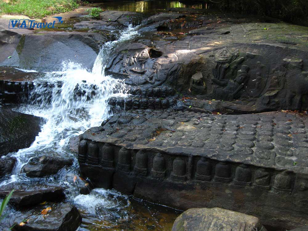 Phế tích Kbal Spean tạo nên nét riêng với nhiều tảng đá vuông vức nằm dưới mặt suối