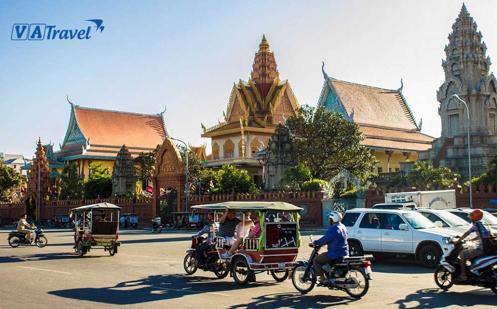 Đến với Phnom Penh bạn có thể lựa chọn xe Tuk Tuk hoặc các loại phương tiện khác để di chuyển