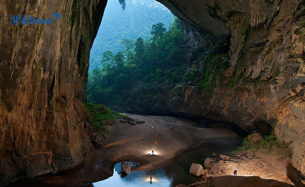 Hãy đến Hang Sơn Đoòng để tận hưởng trải nghiệm thực sự của một hành trình khám phá! Với hầm động lớn nhất thế giới, bạn sẽ được đắm mình trong không gian kỳ ảo, với những thác nước, bóng đêm và những bức tranh đẹp mắt.