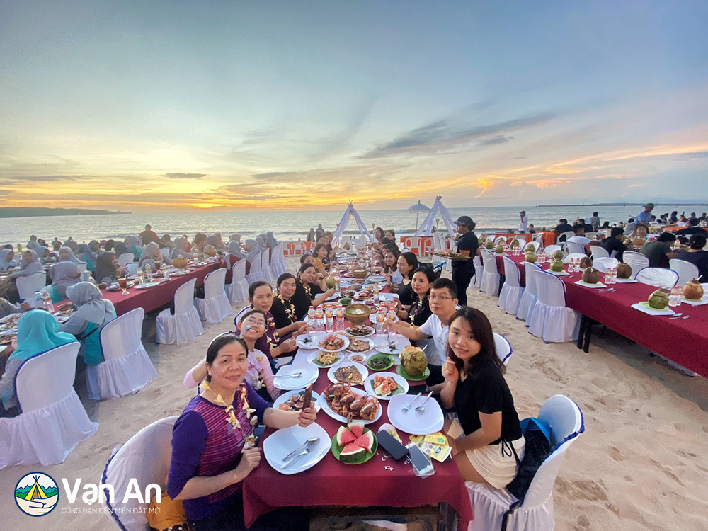Quý khách dùng bữa tối trên bãi biển Jimbaran